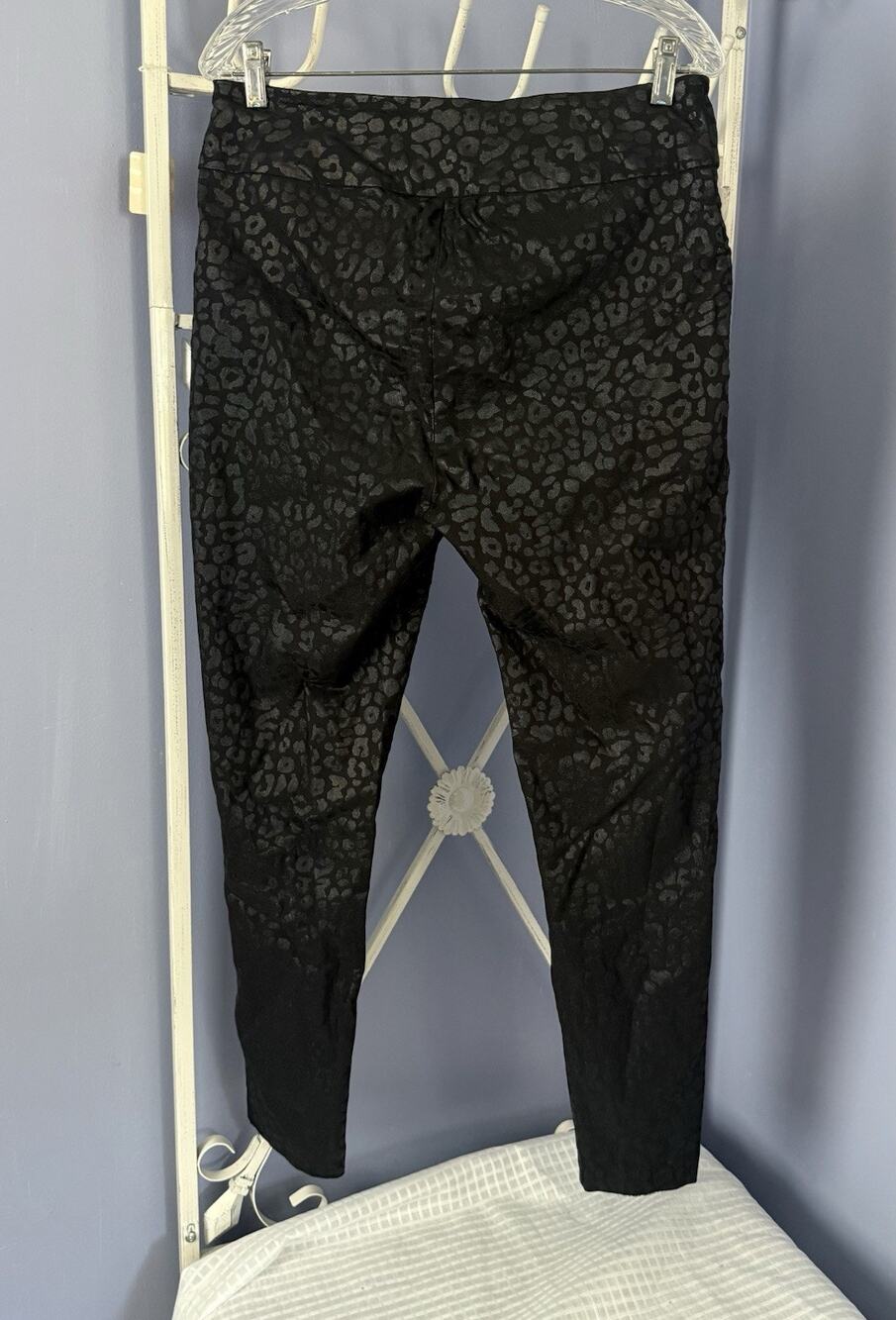 Soft Surroundings Embossed Leopard Spot Black Leggings Ankle Pants Sz Md